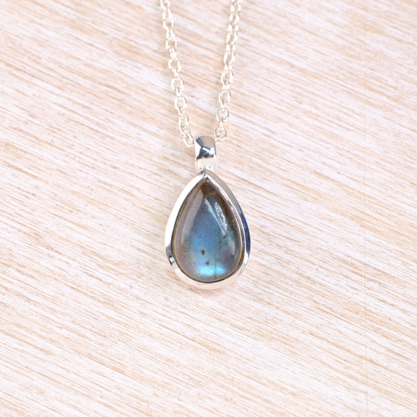 Teardrop-shaped pendant necklace with labradorite set in silver