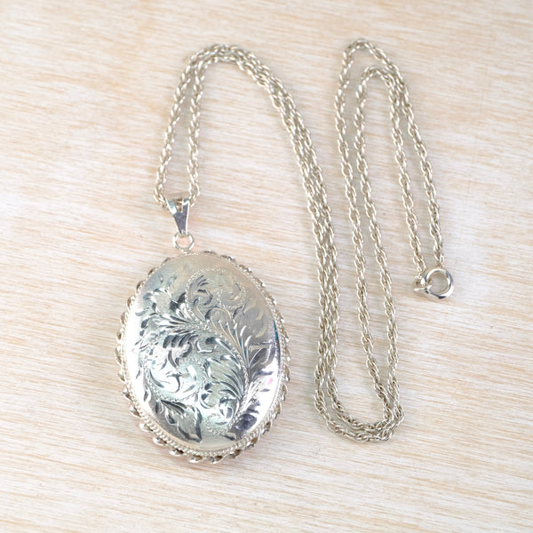 Vintage Sterling SIlver Oval Locket Pendant, Hallmarked Sheffield, 1977.