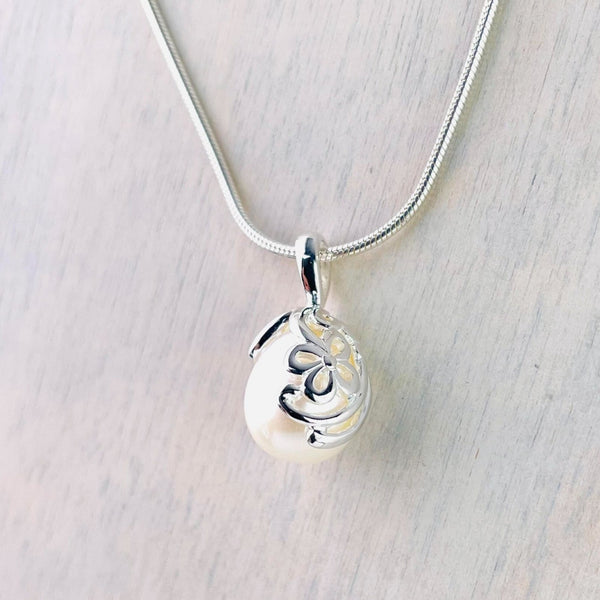 Silver Flower Patterned and Fresh Water Pearl Pendant.