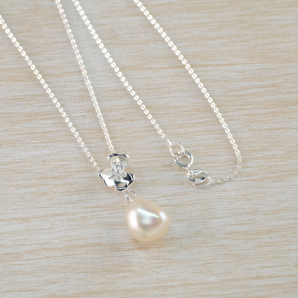 Sterling Silver Flower and Fresh Water Pearl Pendant.