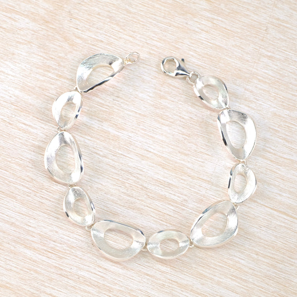 Silver bracelet with ten open oval-shaped links with satin and polished finishes 