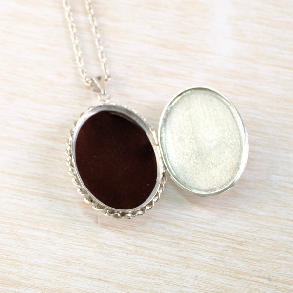 Vintage Sterling SIlver Oval Locket Pendant, Hallmarked Sheffield, 1977.