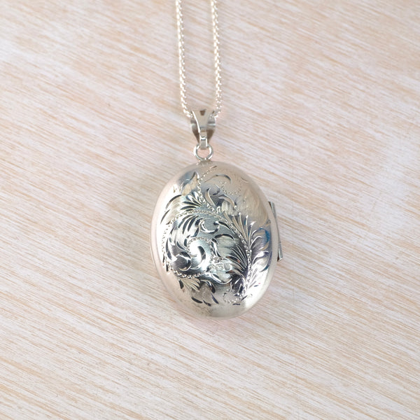 Vintage Sterling SIlver Oval Locket Pendant, Hallmarked Sheffield, 1979.