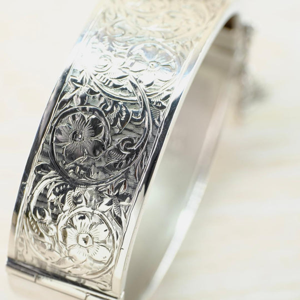 Vintage Engraved Silver Bangle Bracelet, Hallmarked in Birmingham in 1936.
