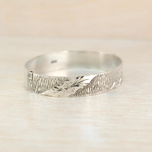 Vintage Engraved Silver Bangle Bracelet, Hallmarked in Birmingham 1971.