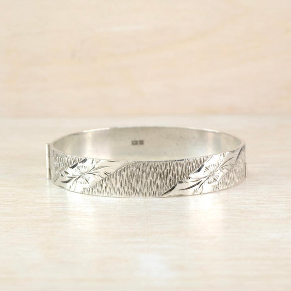 Vintage Engraved Silver Bangle Bracelet, Hallmarked in Birmingham 1971.