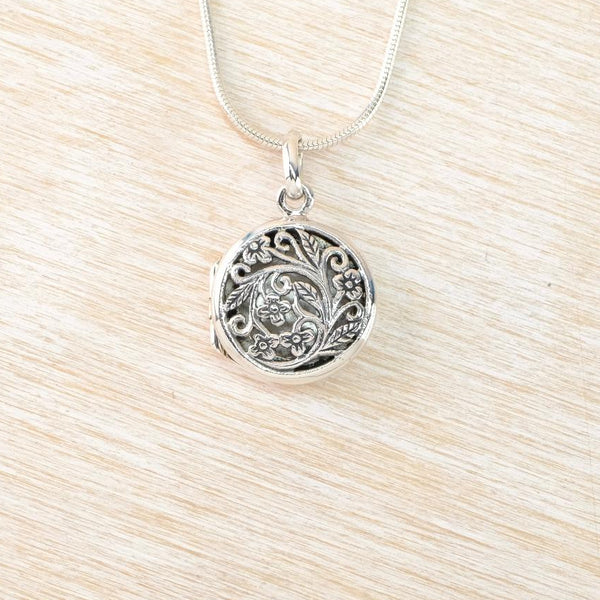 Sterling Silver Filigree Round Locket Pendant Necklace.