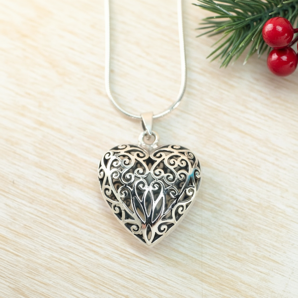 Vintage Silver Filigree Heart Pendant Necklace.