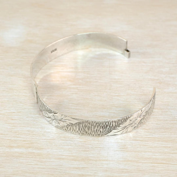 Vintage Engraved Silver Bangle Bracelet, Hallmarked in Birmingham 1971.