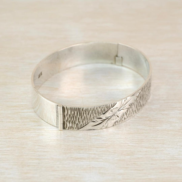 Vintage Engraved Silver Bangle Bracelet, Hallmarked in Birmingham 1971.