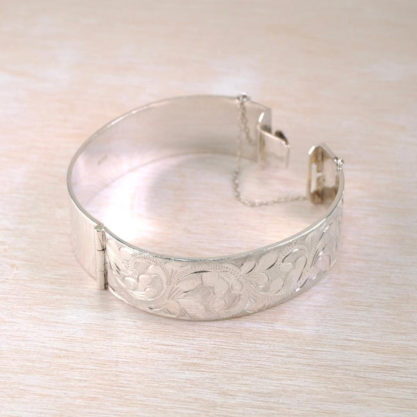 Vintage Engraved Silver Bangle Bracelet, Hallmarked in Birmingham 1973.