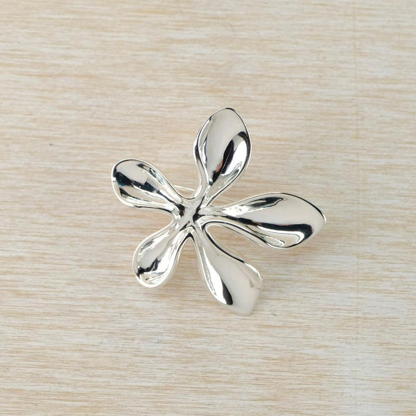 Silver flower-shaped brooch with 5 different petals 