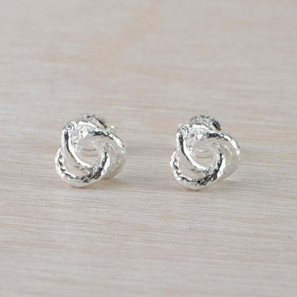 Small, fairly open knot with a hammered finish,
