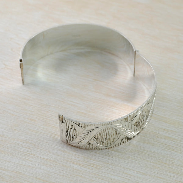 Vintage Patterned Helix Design Silver Bangle Bracelet, Hallmarked in Birmingham 1972.