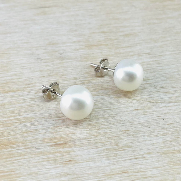 Small Simple Round Fresh Water Pearl Stud Earrings.