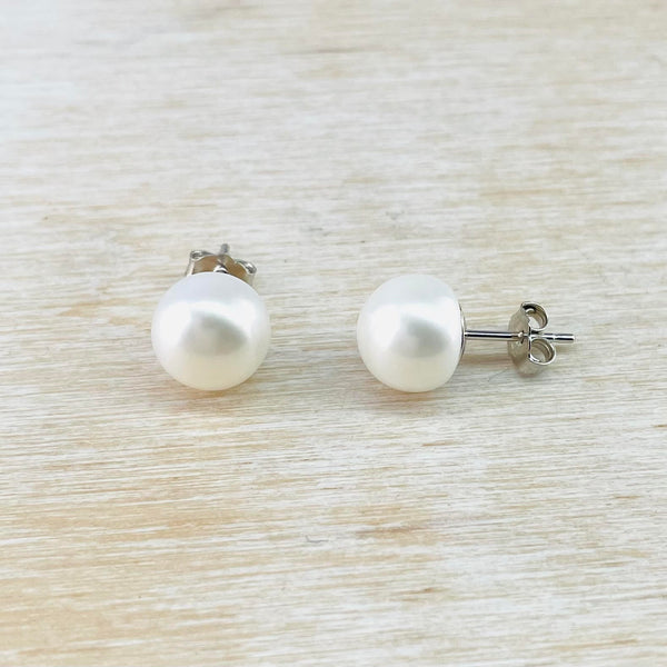 Small Simple Round Fresh Water Pearl Stud Earrings.