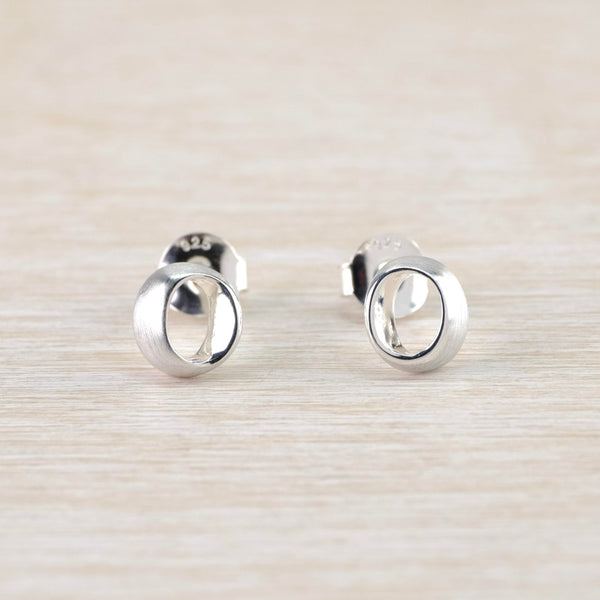 An open oval shape is surrounded by a fine polished frame and a wider satin finished outer with a convex shape.