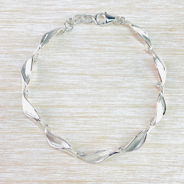 9 links in the shape of gently curved leaves. the inside of each leaf has a matt finish with the top edges being highly polished.