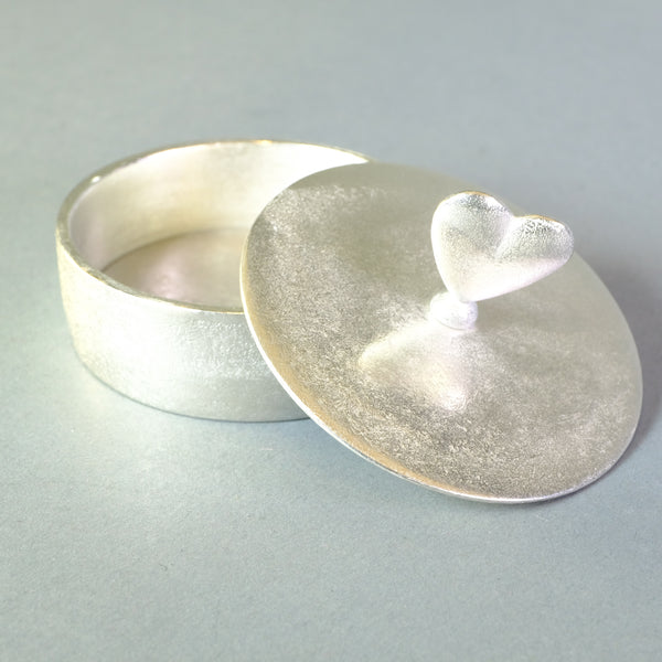 Medium Pewter Trinket Box with Heart. (Handle)